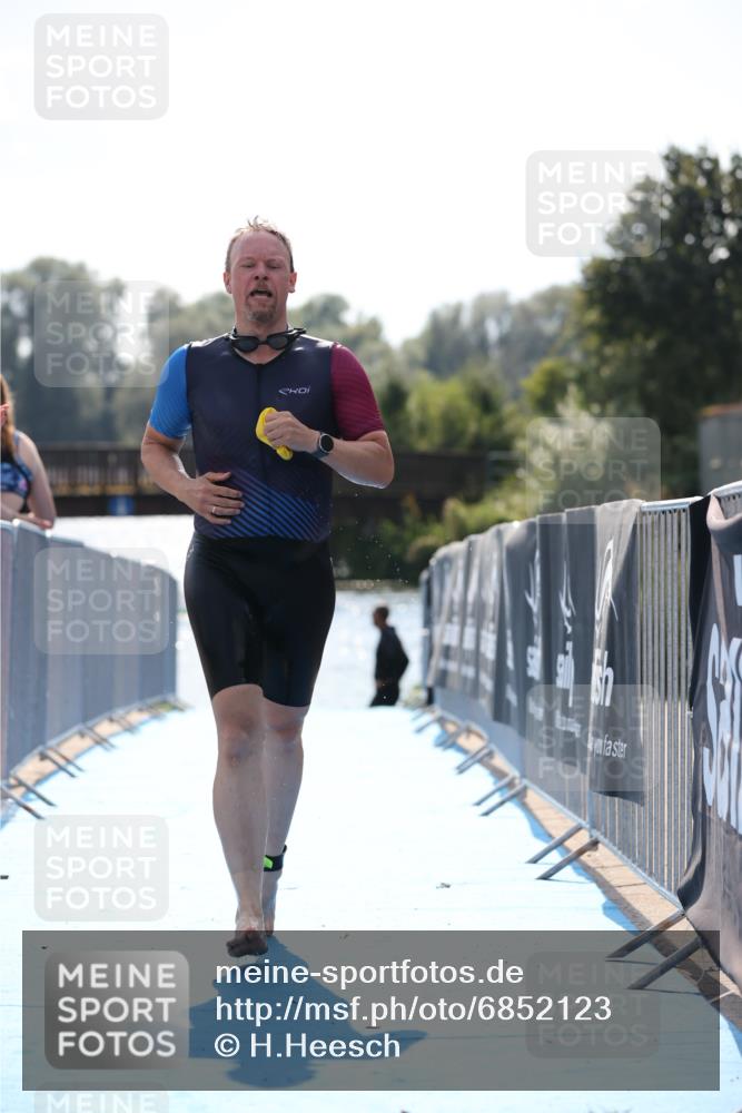 25.08.2024 - Elbe Triathlon Hamburg H.Heesch http://msf.ph/oto/6852123 25.08.2024 15:28:11 Schwimmen  meine-sportfotos.de