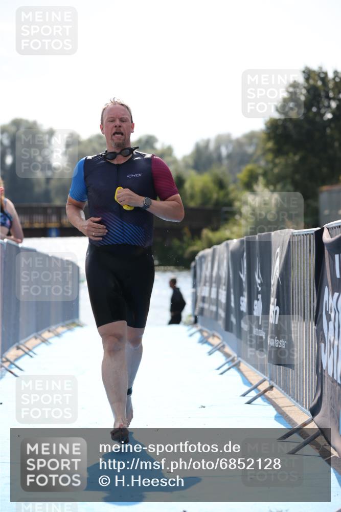 25.08.2024 - Elbe Triathlon Hamburg H.Heesch http://msf.ph/oto/6852128 25.08.2024 15:28:11 Schwimmen  meine-sportfotos.de
