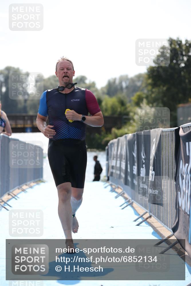 25.08.2024 - Elbe Triathlon Hamburg H.Heesch http://msf.ph/oto/6852134 25.08.2024 15:28:11 Schwimmen  meine-sportfotos.de