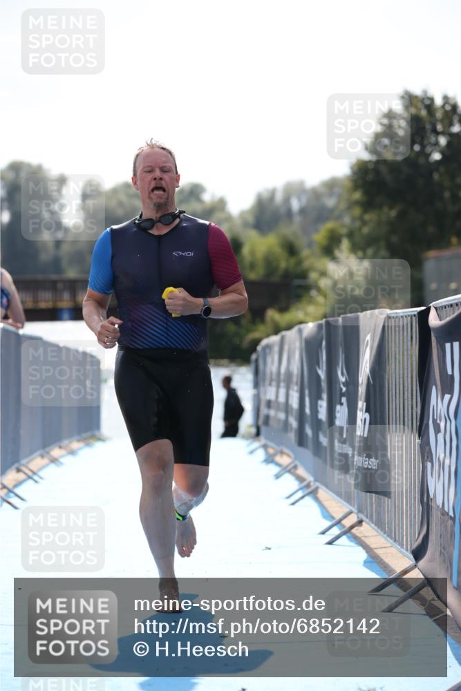 25.08.2024 - Elbe Triathlon Hamburg H.Heesch http://msf.ph/oto/6852142 25.08.2024 15:28:12 Schwimmen  meine-sportfotos.de