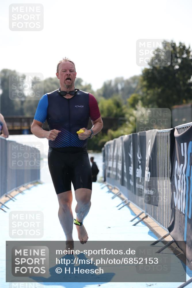 25.08.2024 - Elbe Triathlon Hamburg H.Heesch http://msf.ph/oto/6852153 25.08.2024 15:28:12 Schwimmen  meine-sportfotos.de