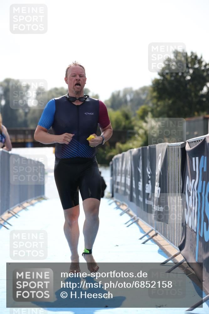 25.08.2024 - Elbe Triathlon Hamburg H.Heesch http://msf.ph/oto/6852158 25.08.2024 15:28:12 Schwimmen  meine-sportfotos.de