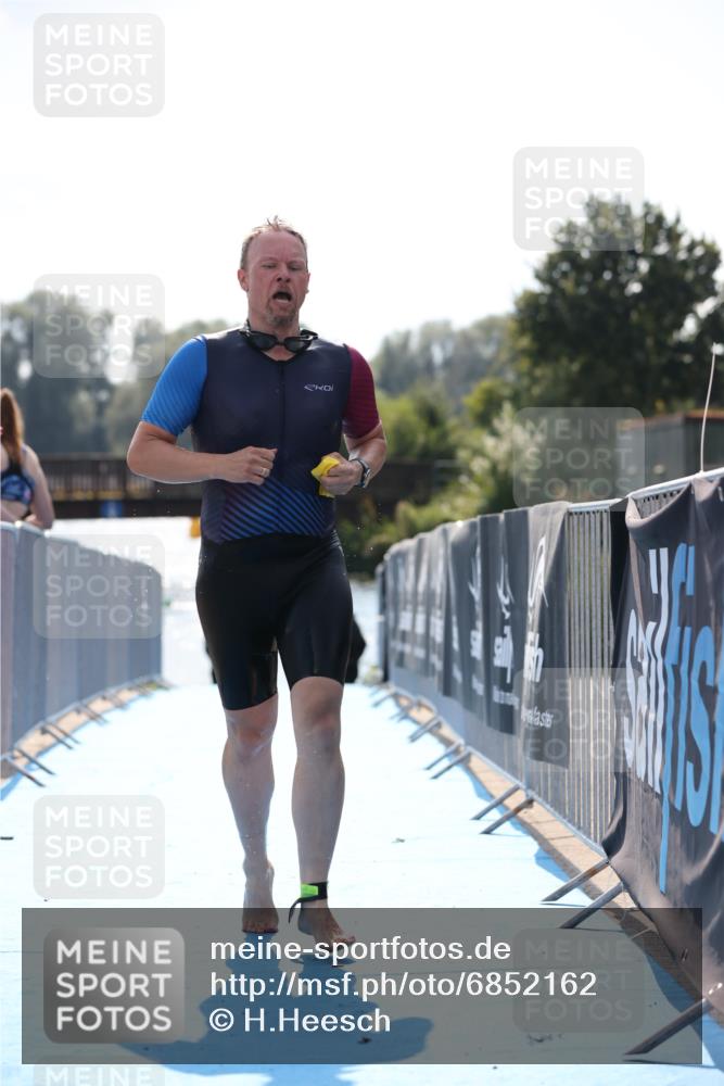 25.08.2024 - Elbe Triathlon Hamburg H.Heesch http://msf.ph/oto/6852162 25.08.2024 15:28:12 Schwimmen  meine-sportfotos.de