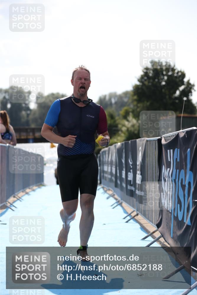 25.08.2024 - Elbe Triathlon Hamburg H.Heesch http://msf.ph/oto/6852188 25.08.2024 15:28:12 Schwimmen  meine-sportfotos.de