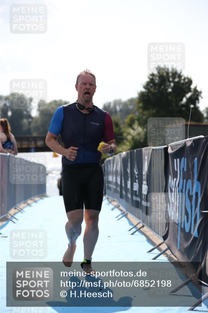 25.08.2024 - Elbe Triathlon Hamburg H.Heesch http://msf.ph/oto/6852198 25.08.2024 15:28:12 Schwimmen  meine-sportfotos.de