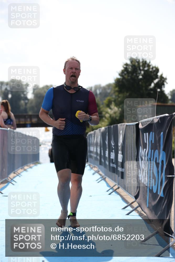 25.08.2024 - Elbe Triathlon Hamburg H.Heesch http://msf.ph/oto/6852203 25.08.2024 15:28:12 Schwimmen  meine-sportfotos.de