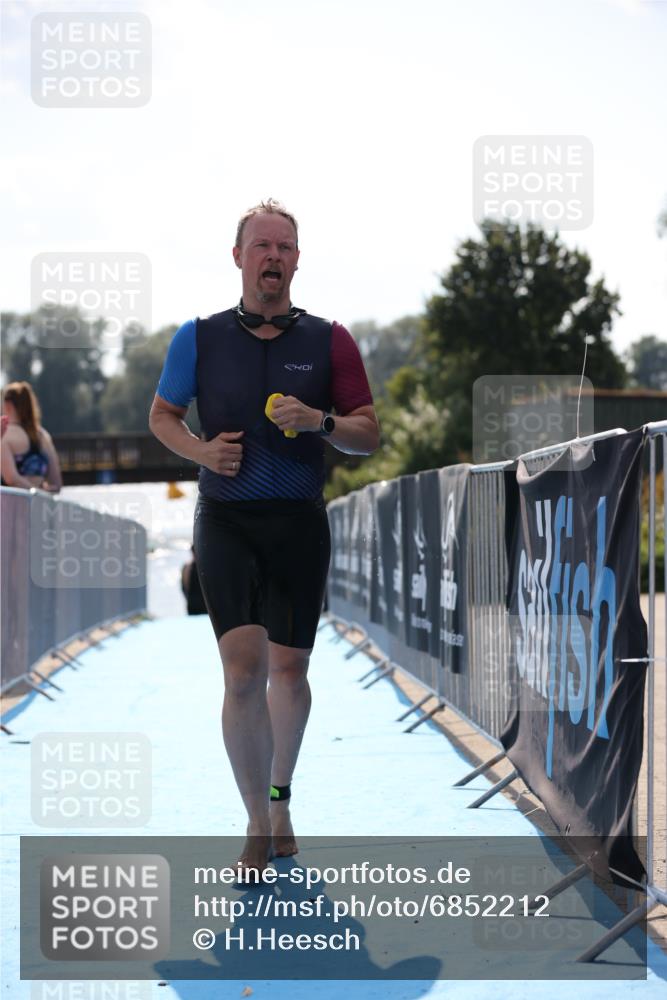 25.08.2024 - Elbe Triathlon Hamburg H.Heesch http://msf.ph/oto/6852212 25.08.2024 15:28:12 Schwimmen  meine-sportfotos.de