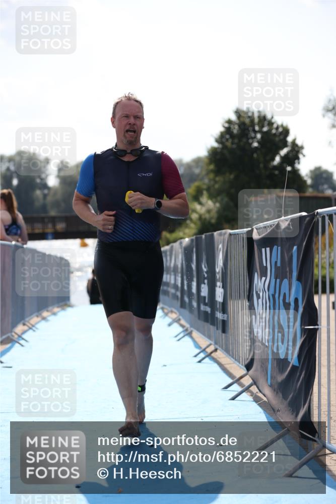 25.08.2024 - Elbe Triathlon Hamburg H.Heesch http://msf.ph/oto/6852221 25.08.2024 15:28:12 Schwimmen  meine-sportfotos.de