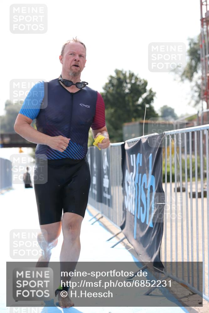 25.08.2024 - Elbe Triathlon Hamburg H.Heesch http://msf.ph/oto/6852231 25.08.2024 15:28:13 Schwimmen  meine-sportfotos.de