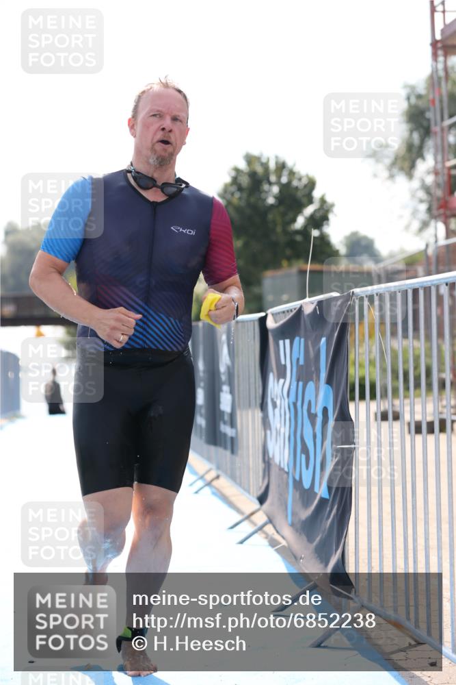 25.08.2024 - Elbe Triathlon Hamburg H.Heesch http://msf.ph/oto/6852238 25.08.2024 15:28:13 Schwimmen  meine-sportfotos.de