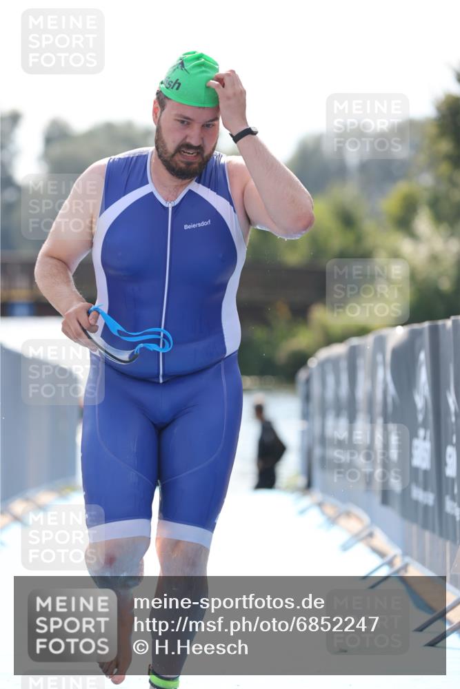 25.08.2024 - Elbe Triathlon Hamburg H.Heesch http://msf.ph/oto/6852247 25.08.2024 15:29:11 Schwimmen  meine-sportfotos.de