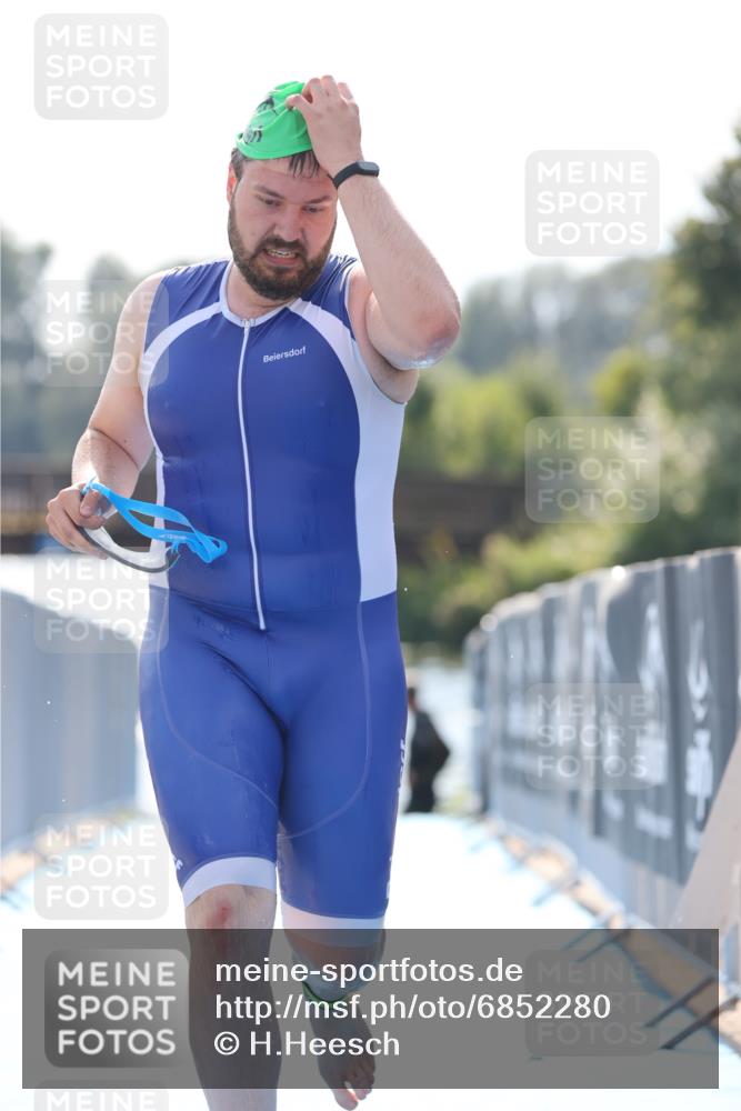 25.08.2024 - Elbe Triathlon Hamburg H.Heesch http://msf.ph/oto/6852280 25.08.2024 15:29:11 Schwimmen  meine-sportfotos.de