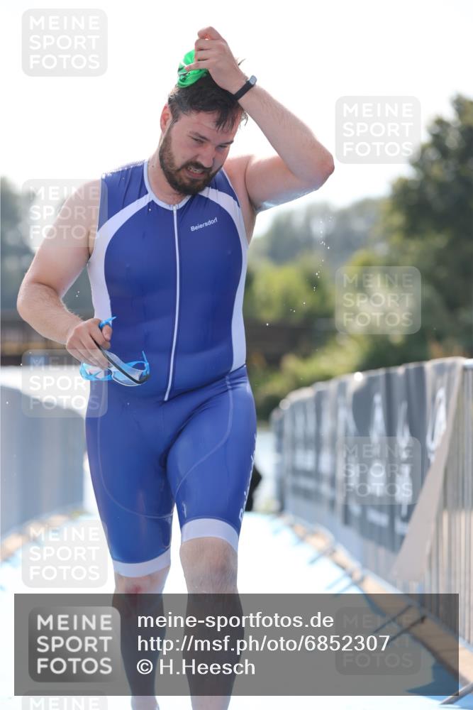 25.08.2024 - Elbe Triathlon Hamburg H.Heesch http://msf.ph/oto/6852307 25.08.2024 15:29:11 Schwimmen  meine-sportfotos.de