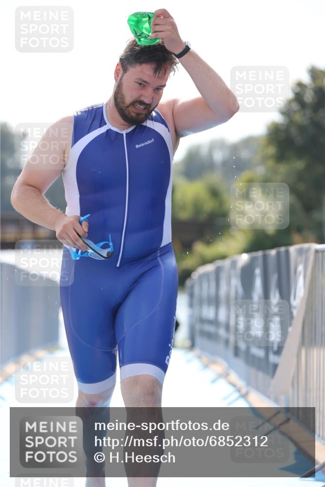 25.08.2024 - Elbe Triathlon Hamburg H.Heesch http://msf.ph/oto/6852312 25.08.2024 15:29:11 Schwimmen  meine-sportfotos.de