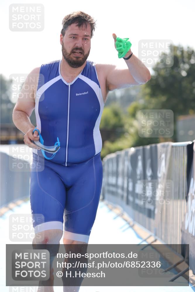 25.08.2024 - Elbe Triathlon Hamburg H.Heesch http://msf.ph/oto/6852336 25.08.2024 15:29:11 Schwimmen  meine-sportfotos.de