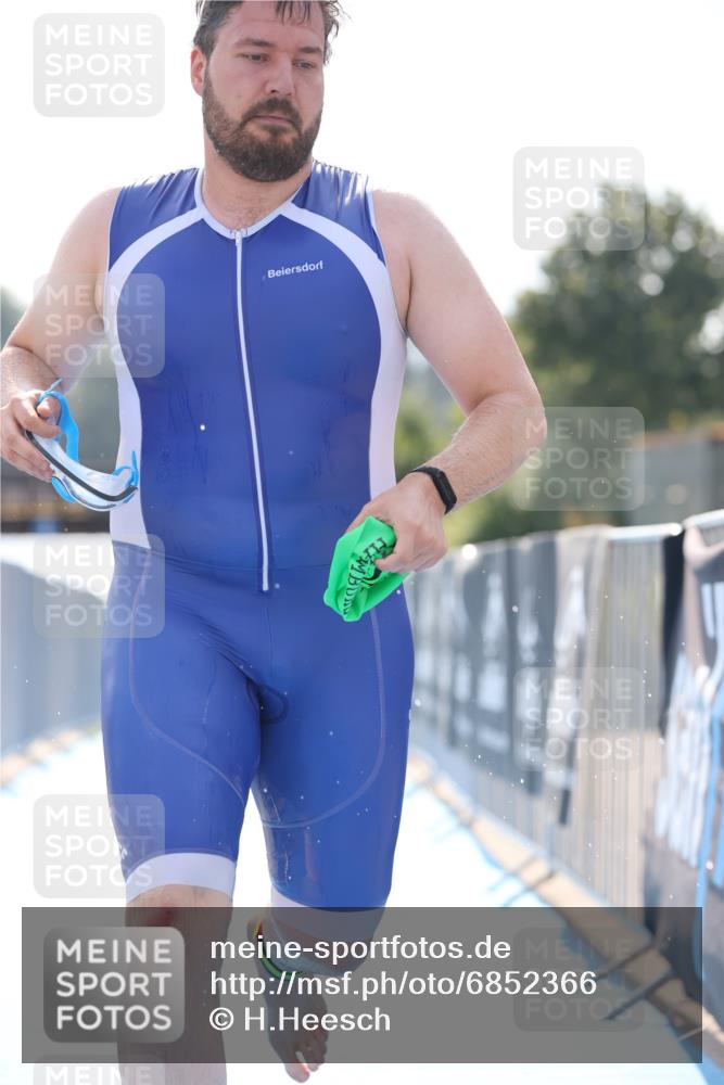 25.08.2024 - Elbe Triathlon Hamburg H.Heesch http://msf.ph/oto/6852366 25.08.2024 15:29:12 Schwimmen  meine-sportfotos.de