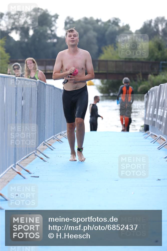 25.08.2024 - Elbe Triathlon Hamburg H.Heesch http://msf.ph/oto/6852437 25.08.2024 15:31:27 Schwimmen  meine-sportfotos.de