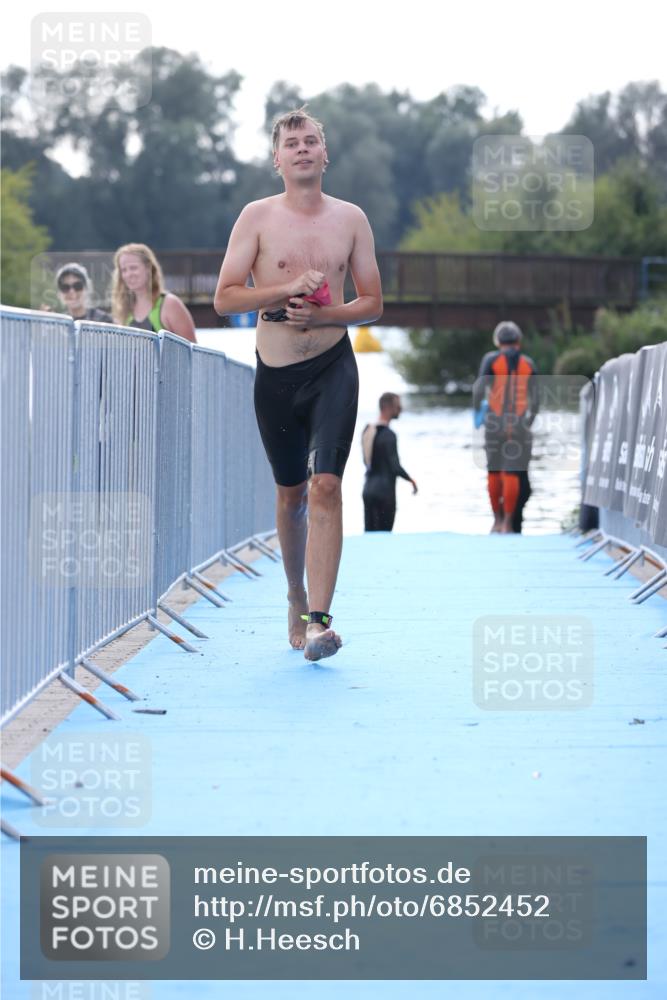 25.08.2024 - Elbe Triathlon Hamburg H.Heesch http://msf.ph/oto/6852452 25.08.2024 15:31:27 Schwimmen  meine-sportfotos.de