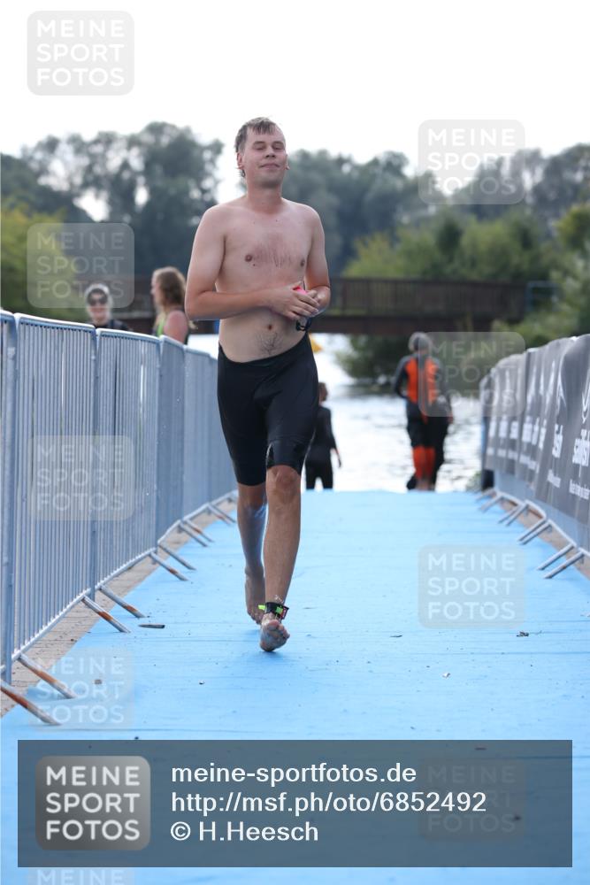 25.08.2024 - Elbe Triathlon Hamburg H.Heesch http://msf.ph/oto/6852492 25.08.2024 15:31:28 Schwimmen  meine-sportfotos.de