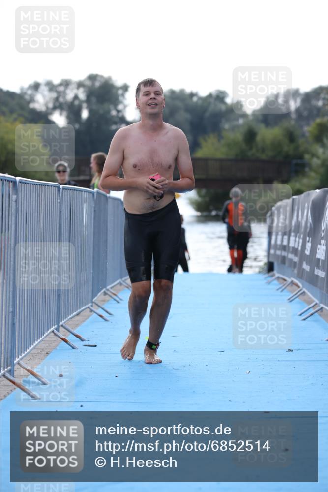25.08.2024 - Elbe Triathlon Hamburg H.Heesch http://msf.ph/oto/6852514 25.08.2024 15:31:28 Schwimmen  meine-sportfotos.de