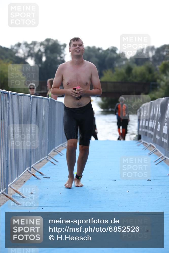 25.08.2024 - Elbe Triathlon Hamburg H.Heesch http://msf.ph/oto/6852526 25.08.2024 15:31:28 Schwimmen  meine-sportfotos.de