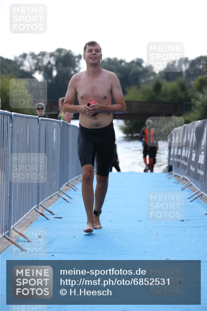 25.08.2024 - Elbe Triathlon Hamburg H.Heesch http://msf.ph/oto/6852531 25.08.2024 15:31:28 Schwimmen  meine-sportfotos.de