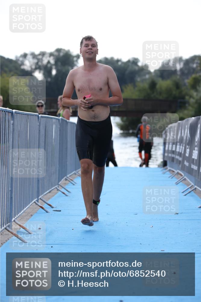 25.08.2024 - Elbe Triathlon Hamburg H.Heesch http://msf.ph/oto/6852540 25.08.2024 15:31:28 Schwimmen  meine-sportfotos.de