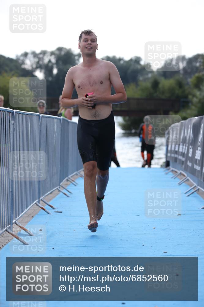 25.08.2024 - Elbe Triathlon Hamburg H.Heesch http://msf.ph/oto/6852560 25.08.2024 15:31:28 Schwimmen  meine-sportfotos.de