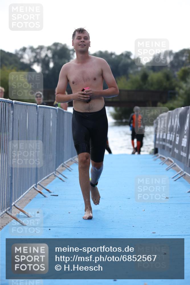 25.08.2024 - Elbe Triathlon Hamburg H.Heesch http://msf.ph/oto/6852567 25.08.2024 15:31:28 Schwimmen  meine-sportfotos.de