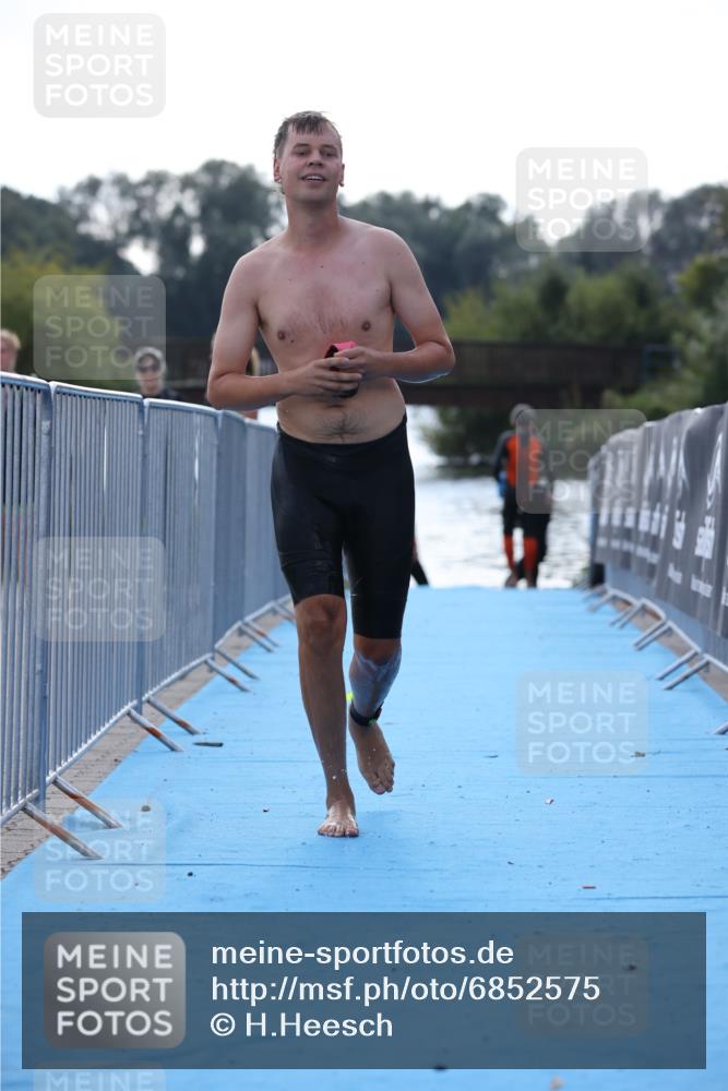 25.08.2024 - Elbe Triathlon Hamburg H.Heesch http://msf.ph/oto/6852575 25.08.2024 15:31:28 Schwimmen  meine-sportfotos.de