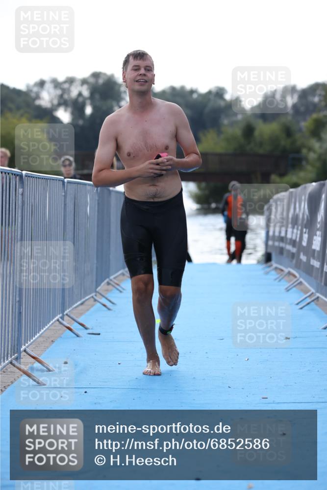 25.08.2024 - Elbe Triathlon Hamburg H.Heesch http://msf.ph/oto/6852586 25.08.2024 15:31:28 Schwimmen  meine-sportfotos.de