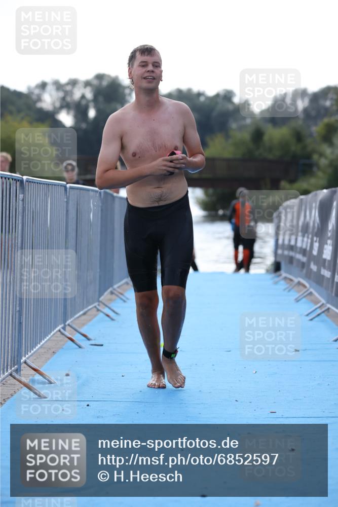 25.08.2024 - Elbe Triathlon Hamburg H.Heesch http://msf.ph/oto/6852597 25.08.2024 15:31:28 Schwimmen  meine-sportfotos.de