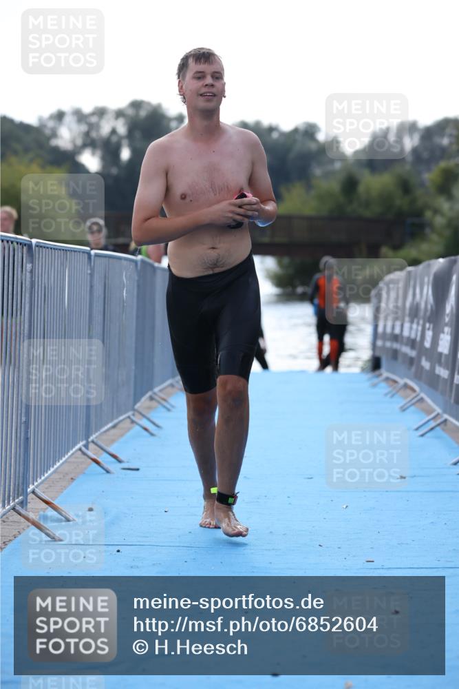 25.08.2024 - Elbe Triathlon Hamburg H.Heesch http://msf.ph/oto/6852604 25.08.2024 15:31:28 Schwimmen  meine-sportfotos.de