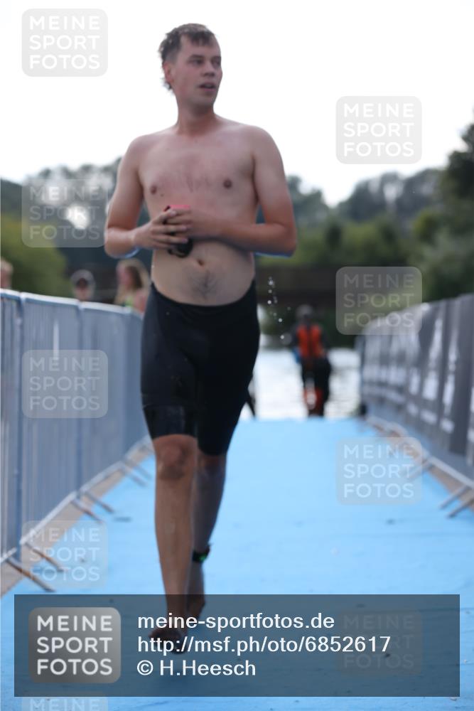 25.08.2024 - Elbe Triathlon Hamburg H.Heesch http://msf.ph/oto/6852617 25.08.2024 15:31:29 Schwimmen  meine-sportfotos.de