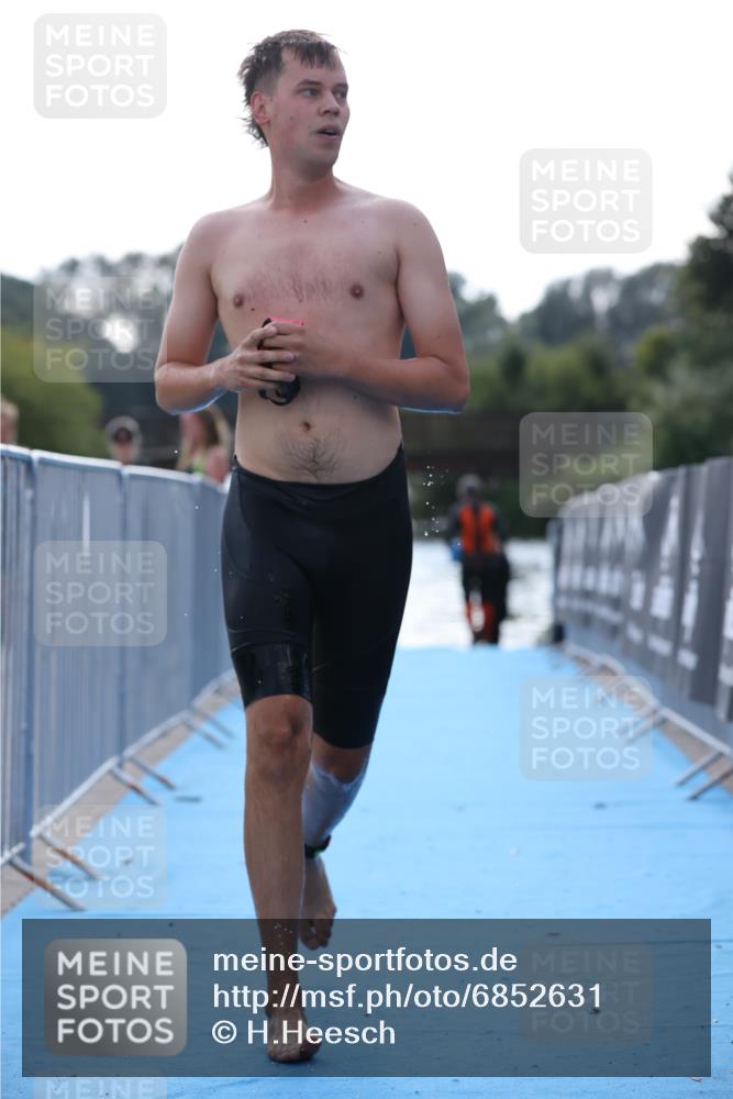 25.08.2024 - Elbe Triathlon Hamburg H.Heesch http://msf.ph/oto/6852631 25.08.2024 15:31:29 Schwimmen  meine-sportfotos.de