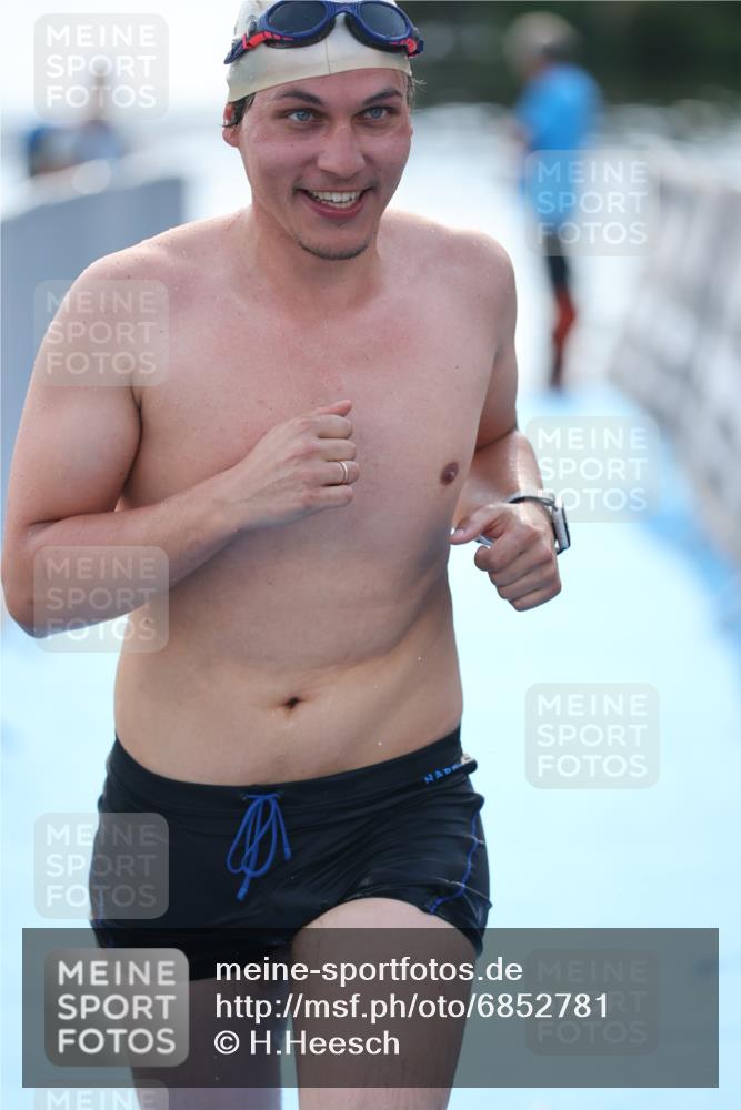 25.08.2024 - Elbe Triathlon Hamburg H.Heesch http://msf.ph/oto/6852781 25.08.2024 15:33:18 Schwimmen  meine-sportfotos.de