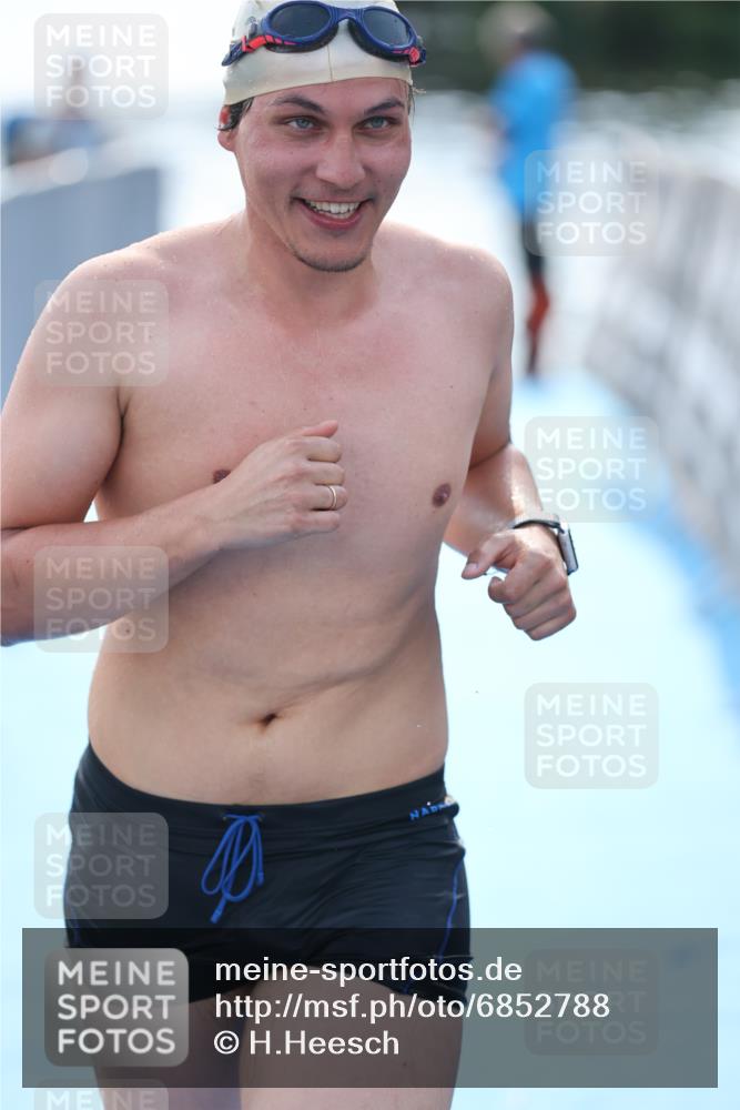 25.08.2024 - Elbe Triathlon Hamburg H.Heesch http://msf.ph/oto/6852788 25.08.2024 15:33:18 Schwimmen  meine-sportfotos.de