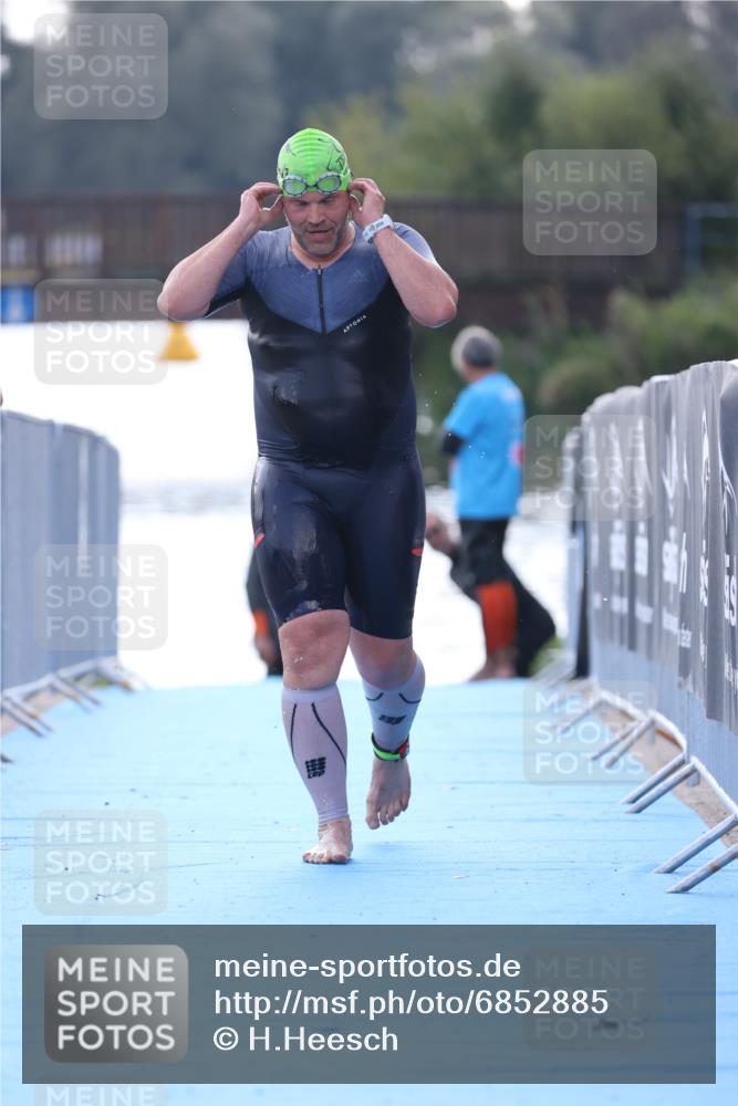 25.08.2024 - Elbe Triathlon Hamburg H.Heesch http://msf.ph/oto/6852885 25.08.2024 15:36:02 Schwimmen  meine-sportfotos.de
