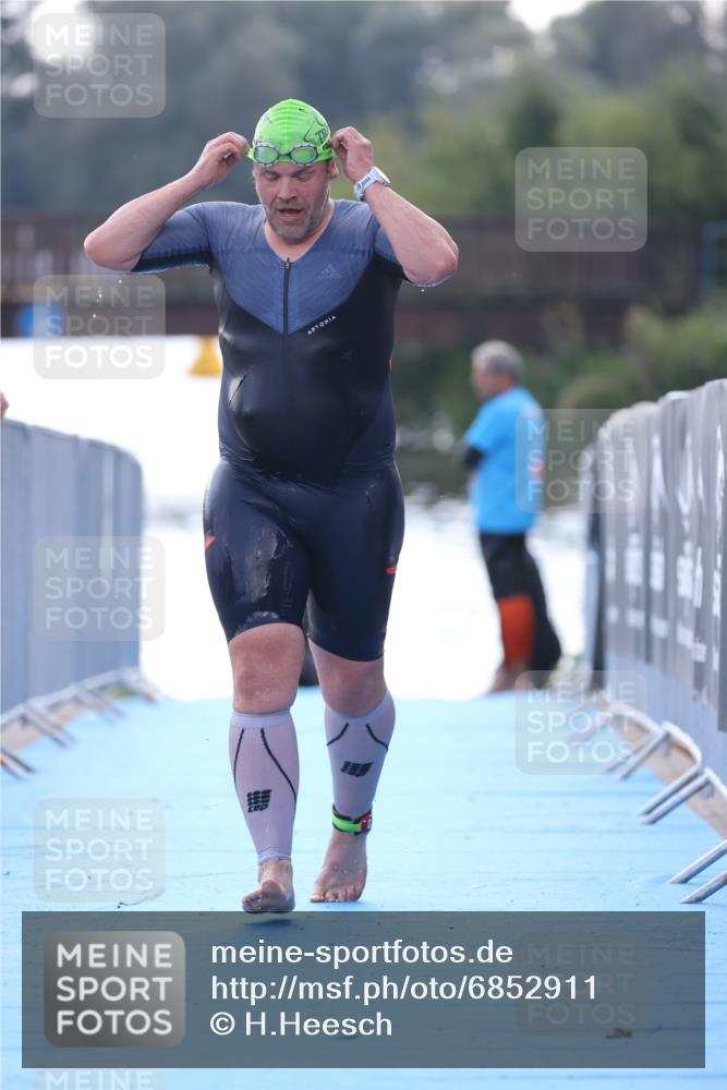 25.08.2024 - Elbe Triathlon Hamburg H.Heesch http://msf.ph/oto/6852911 25.08.2024 15:36:03 Schwimmen  meine-sportfotos.de