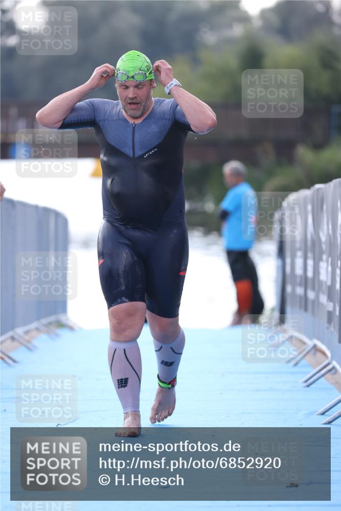 25.08.2024 - Elbe Triathlon Hamburg H.Heesch http://msf.ph/oto/6852920 25.08.2024 15:36:03 Schwimmen  meine-sportfotos.de