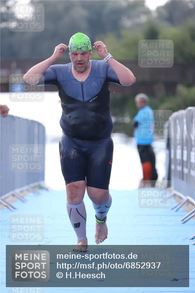 25.08.2024 - Elbe Triathlon Hamburg H.Heesch http://msf.ph/oto/6852937 25.08.2024 15:36:03 Schwimmen  meine-sportfotos.de