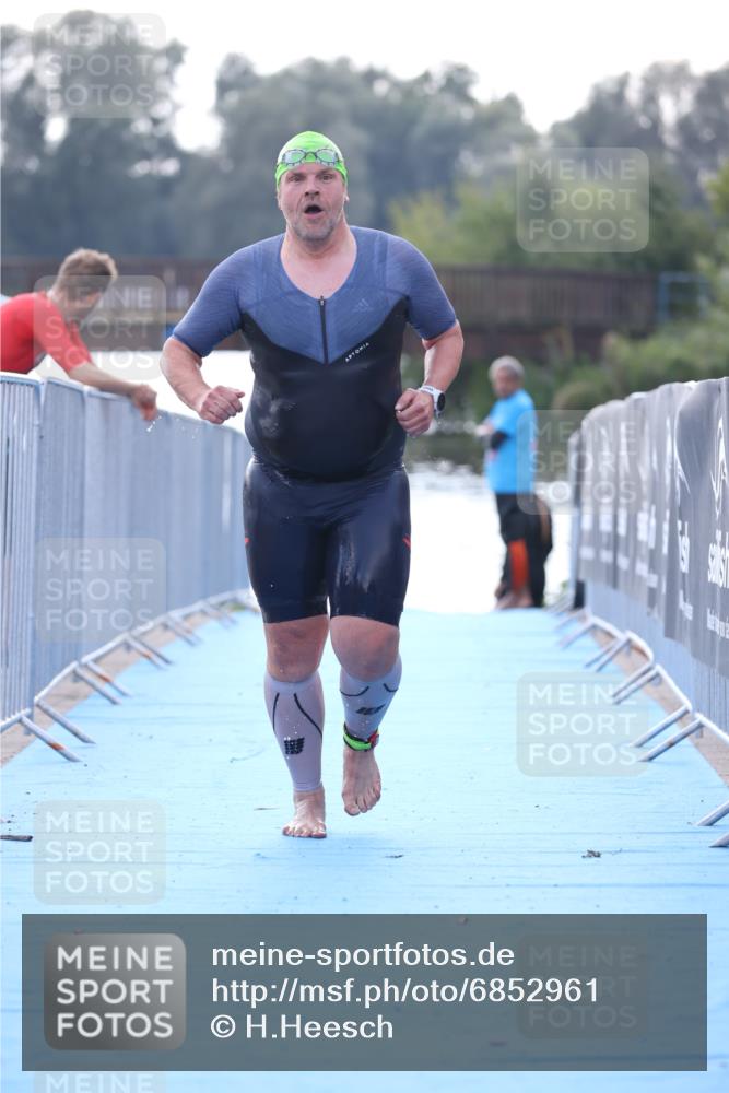25.08.2024 - Elbe Triathlon Hamburg H.Heesch http://msf.ph/oto/6852961 25.08.2024 15:36:04 Schwimmen  meine-sportfotos.de