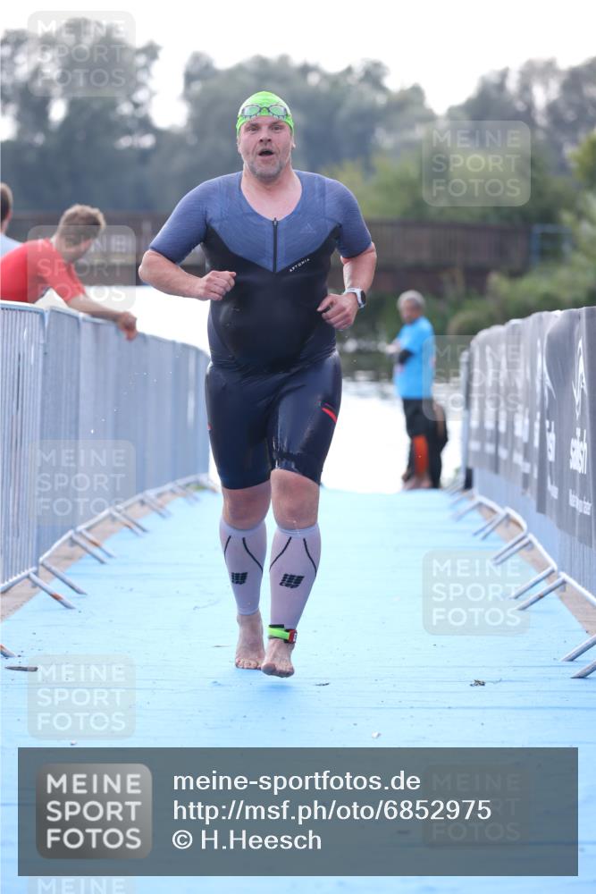 25.08.2024 - Elbe Triathlon Hamburg H.Heesch http://msf.ph/oto/6852975 25.08.2024 15:36:04 Schwimmen  meine-sportfotos.de