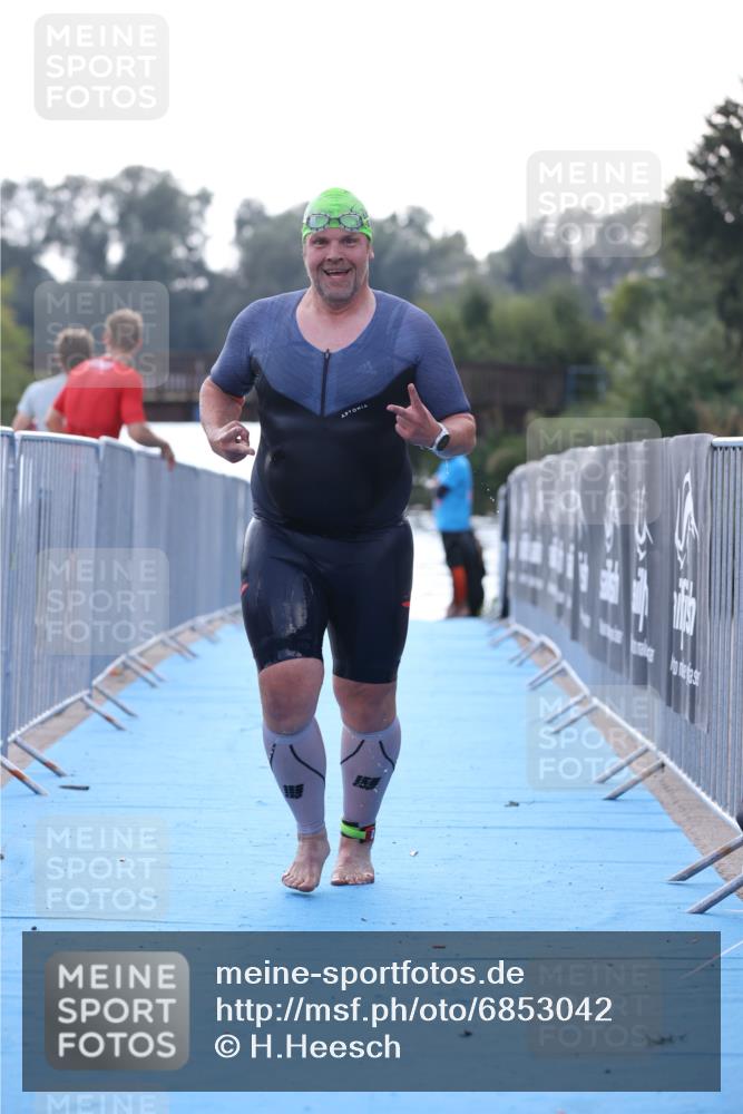 25.08.2024 - Elbe Triathlon Hamburg H.Heesch http://msf.ph/oto/6853042 25.08.2024 15:36:05 Schwimmen  meine-sportfotos.de