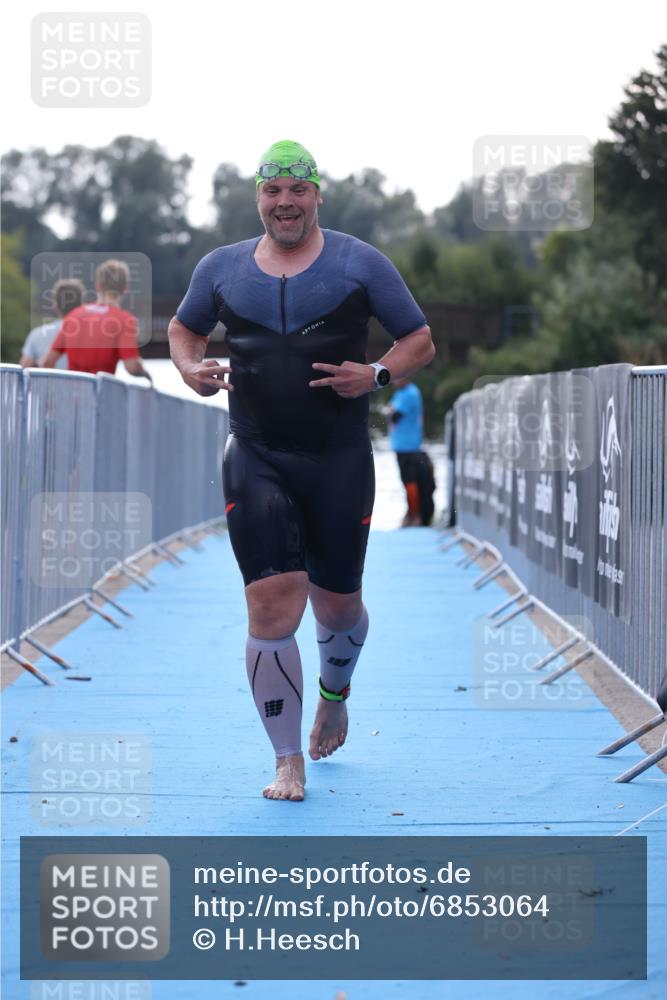 25.08.2024 - Elbe Triathlon Hamburg H.Heesch http://msf.ph/oto/6853064 25.08.2024 15:36:05 Schwimmen  meine-sportfotos.de