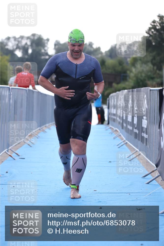 25.08.2024 - Elbe Triathlon Hamburg H.Heesch http://msf.ph/oto/6853078 25.08.2024 15:36:05 Schwimmen  meine-sportfotos.de