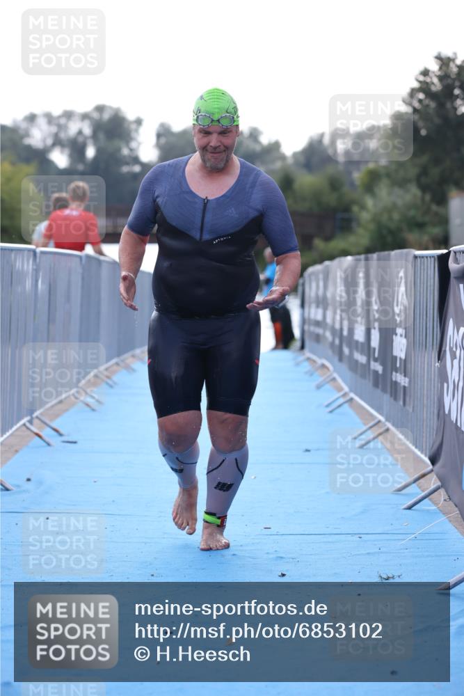 25.08.2024 - Elbe Triathlon Hamburg H.Heesch http://msf.ph/oto/6853102 25.08.2024 15:36:05 Schwimmen  meine-sportfotos.de