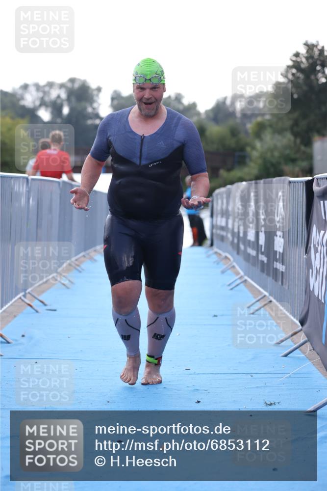 25.08.2024 - Elbe Triathlon Hamburg H.Heesch http://msf.ph/oto/6853112 25.08.2024 15:36:05 Schwimmen  meine-sportfotos.de