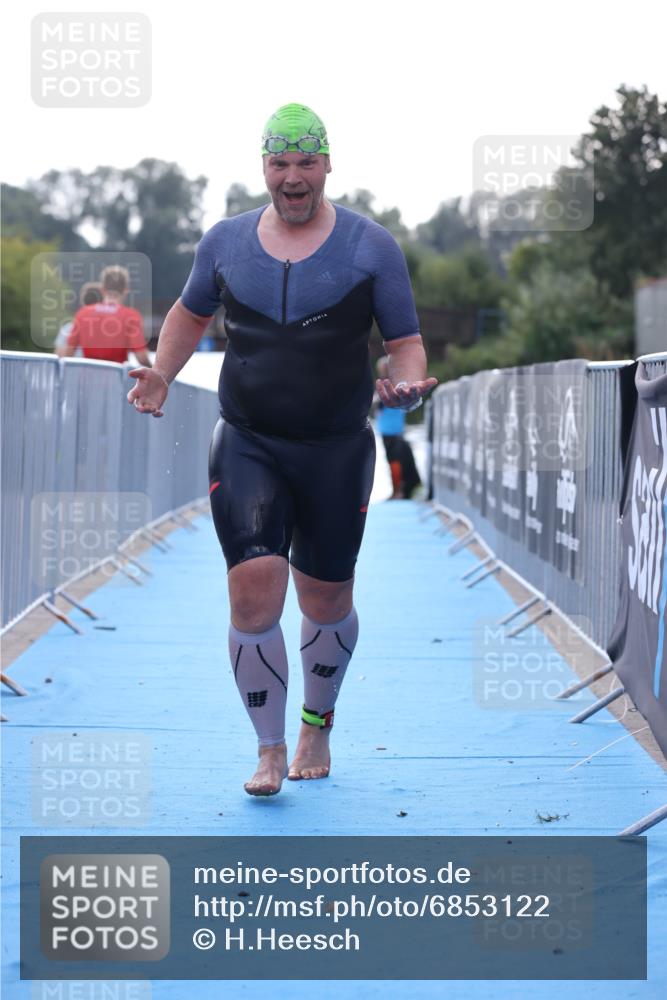 25.08.2024 - Elbe Triathlon Hamburg H.Heesch http://msf.ph/oto/6853122 25.08.2024 15:36:06 Schwimmen  meine-sportfotos.de