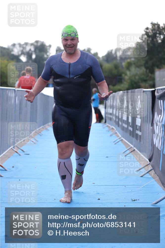 25.08.2024 - Elbe Triathlon Hamburg H.Heesch http://msf.ph/oto/6853141 25.08.2024 15:36:06 Schwimmen  meine-sportfotos.de